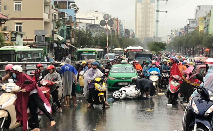 Va chạm liên tục xảy ra trong cơn mưa như trút nước chiều 8/9.