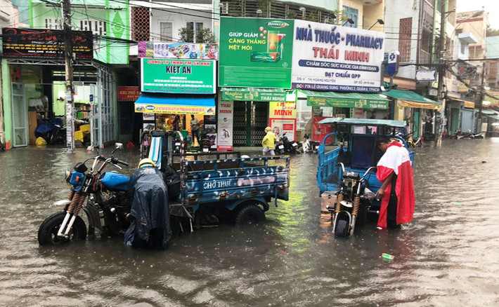 Xe bagác chết máy khi qua vùng ngập nặng.