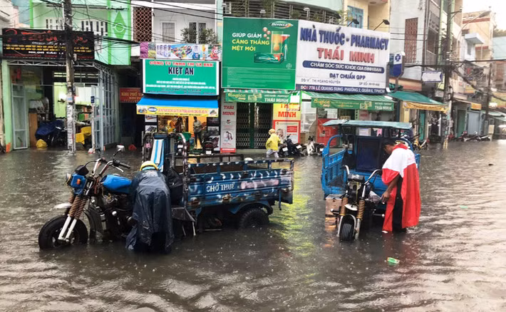 Xe bagác chết máy khi qua vùng ngập nặng.