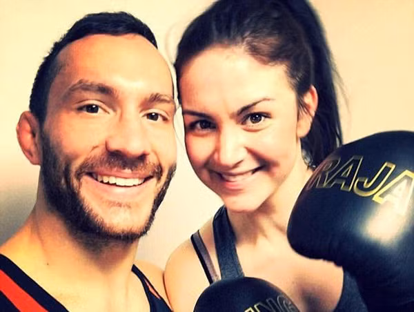 James vì muốn để bạn gái có thời gian bình tĩnh lại sau cơn tức giận nên 3 tiếng sau, anh mới về phòng. Tuy nhiên, thanh niên này gần như chết đứng khi thấy bạn gái treo cổ tự tử trong phòng và đã tắt thở. James đã bị cảnh sát bắt giữ ngay sau đó. Tại phiên tòa mới đây, cơ quan chức năng đã tuyên bố nguyên nhân khiến Abi tử vong là do ngạt thở. Quá trình điều tra cho thấy vụ việc xảy ra hoàn toàn nằm ngoài ý muốn. Ngoài ra, thể chất và tinh thần của Abi hoàn toàn bình thường, chưa từng có ý định tự tử. Do đó, nguyên nhân cái chết của cô gái 26 tuổi được cho là tự nguyện treo cổ nhưng không may qua đời.