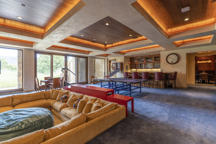 Phòng chơi game với nhiều dụng cụ dành cho thư giãn và giải trí.