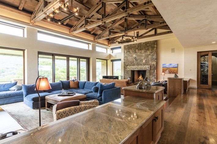 Phòng khách rộng có một trong 2 lò sưởi của dinh thự.