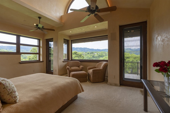 Phòng ngủ thiết kế giản dị với nhiều cửa sổ.