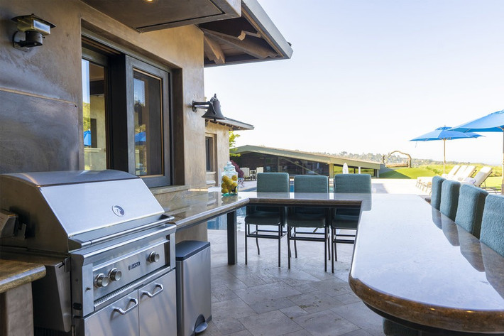 Dinh thự sang trọng có nhiều không dành cho các hoạt động ngoài trời, ví dụ như khu vực ngồi ngoài trời làm tiệc nướng này...