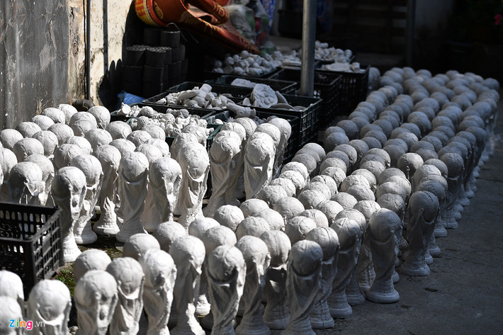 Các hộ làm sản phẩm từ thạch cao tại Bát Tràng năm nay sản xuất thêm "cup vàng" phục vụ nhu cầu khách hàng. Ông Vương Hồng Nhật là một trong những người đầu tiên nghĩ ra đồ chơi này từ dịp World Cup 2014. Năm nay hộ của ông sản xuất 200 chiếc mỗi ngày, tăng gấp đôi, gấp ba so với 4 năm trước.