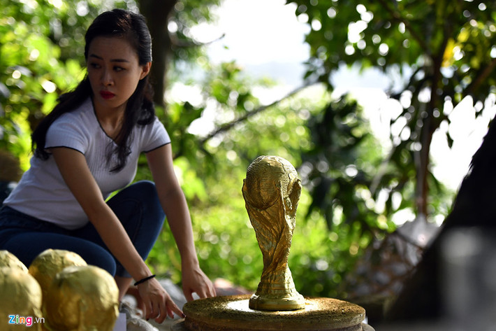 Khi được hỏi các hộ sản xuất ở đây đều khẳng định, kích thước, kiểu dáng và chi tiết hình tượng trên cup giống thật khoảng 95%.