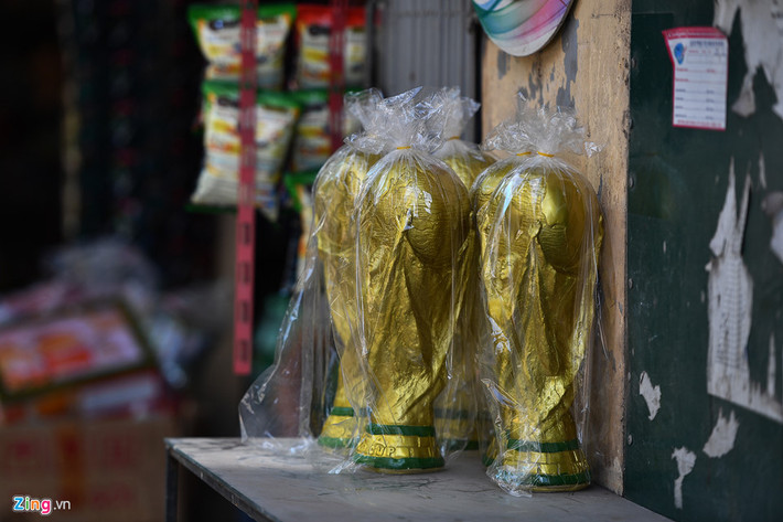 Giá thông thường mỗi chiếc là 80.000 đồng khi mua tại đây. Chủ cửa hàng cho biết nếu bán ở nơi khác ngoài làng gốm, khách có thể phải chi tới hơn 100.000 đồng/cup.