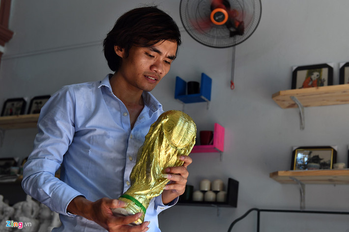 Anh Đặng Văn Long từ Thanh Hóa ra Hà Nội công tác. Nhân dịp này anh tới Bát Tràng sắm một chiếc về bày cạnh tivi ở nhà để rủ bạn bè đến xem cùng.