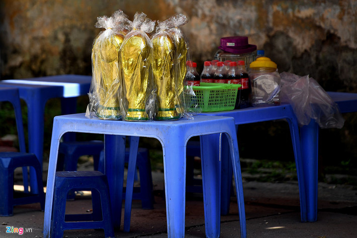 Một số quán nước cũng tranh thủ bày bán ăn theo mùa World Cup.