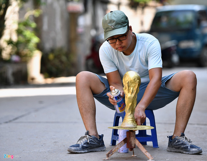 Anh Nguyễn Anh Tuấn (cơ sở Linh Chi) cho biết mỗi chiếc cup vàng mô hình này lời lãi khoảng 20.000 đồng. Mỗi ngày nhà anh bán được khoảng 20 chiếc trong vòng một tuần trước khi giải đấu khai mạc.