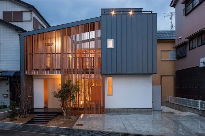 6. Bắt mắt với hệ lam gỗ Lam là hình thức kiến trúc vừa che chắn, lai còn làm đẹp cho mặt đứng của ngôi nhà. Thiết kế nhà đẹp ở đây sử dụng hệ lam gỗ với các thanh mô-đun lớn nhỏ khác nhau. Sản phẩm bền với thời gian, hình thức mẫu mã đẹp thể hiện được sự sang trọng và đẳng cấp của gia chủ.