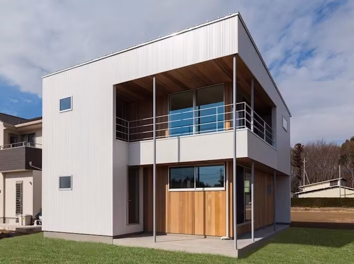 2. Phong cách hiện đại, tối giản Phong cách này tạo nên mặt đứng đẹp mắt nhưng không quá cầu kỳ và đơn điệu, dễ dàng phù hợp với nhiều đối tượng. Việc thiết kế mặt đứng tập trung chủ yếu vào thành phần chính của ngôi nhà đẹp chính là khoảng ban công cùng lối vào chính. Ý tưởng này giúp làm nổi lên phần quan trọng của ngôi nhà, khiến thiết kế của ngôi nhà không bị đơn điệu.