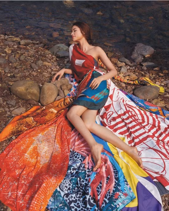 Phạm Hương gây choáng với chiếc đầm được tạo nên từ những chiếc khăn lụa của Hermes. Mỗi chiếc khăn có giá từ 780-890USD. Chiếc váy độc đáo này có giá ít nhất là 6300 USD (khoảng trên 150 triệu đồng).