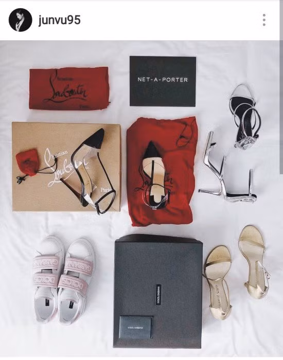 Jun Vũ khoe trên instagram về “chiến lợi phẩm” khi tự thưởng cho mình toàn siêu phẩm: Sandal Nosy Patent/Pvc 100 mm màu đen kết hợp PVC trong suốt xấp xỉ 19 triệu đồng và Sneakers In Calfskin With Double Velcro hồng trẻ trung của Dolce&amp;Gabbana có giá 735 USD (gần 16 triệu đồng).
