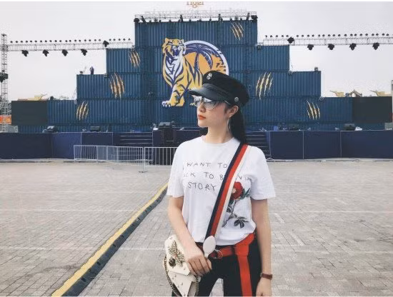 Hạnh Sino khiến các fan trầm trồ với chiếc túi Broadway leather clutch có giá 3200 USD (gần 70 triệu đồng) của Gucci.