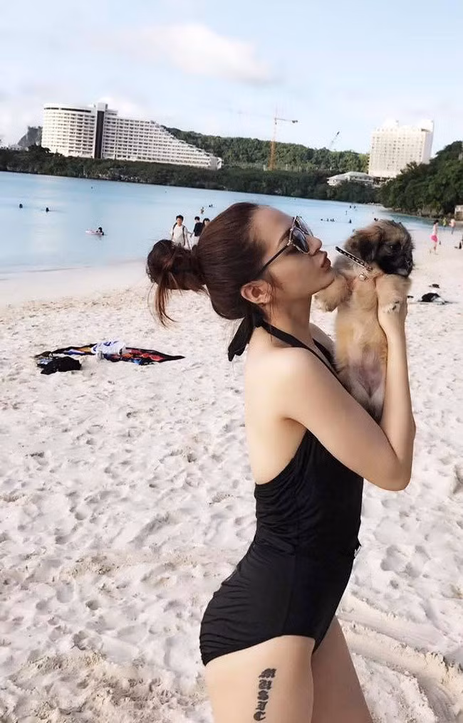 Ngoài ra, cô cũng rất quan tâm đến lượng nước bổ sung mỗi ngày, uống khoảng 3 lít nước để cung cấp năng lượng cho cơ thể.