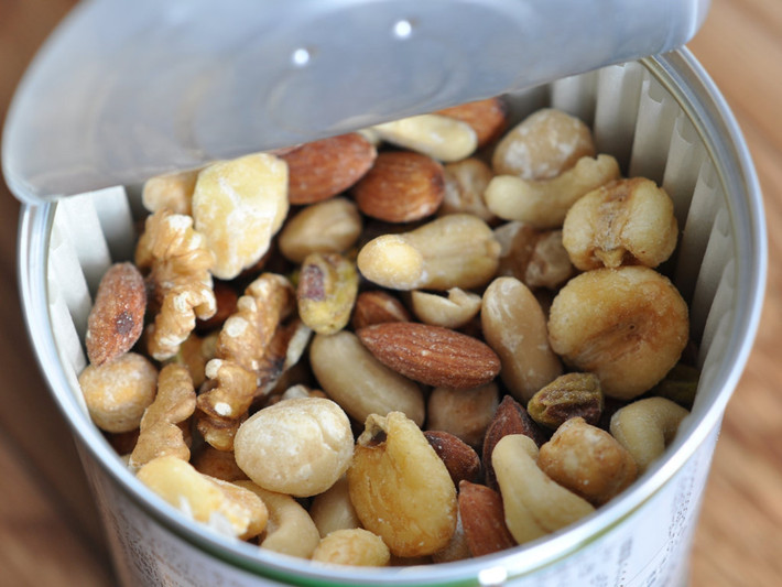 7. Các loại hạt và bột ngũ cốc Hầu hết hạt như lạc, hạnh nhân... đều chứa hàm lượng dầu cao. Do đó, những loại dầu ăn làm từ các hạt này nhanh bị ôi hơn với các loại khác. Vì vậy, lời khuyên là chỉ nên mua một lượng vừa đủ để dùng hết trước khi chúng bị hỏng.