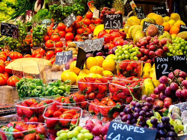 1. Thực phẩm tươi Trừ phi phải chuẩn bị cho một gia đình lớn hoặc nhiều người, việc mua thực phẩm tươi theo số lượng lớn là một ý tồi. Bởi vì hầu hết thực phẩm tươi sẽ bắt đầu biến chất sau một tuần, thậm chí một số hỏng chỉ sau vài ngày. Tuy nhiên, nếu bạn thích ăn bánh chuối nướng hay sinh tố chuối và chuối là mặt hàng đang có giảm giá tốt, hãy mua cả lố, miễn là bạn có đủ chỗ trong tủ lạnh.