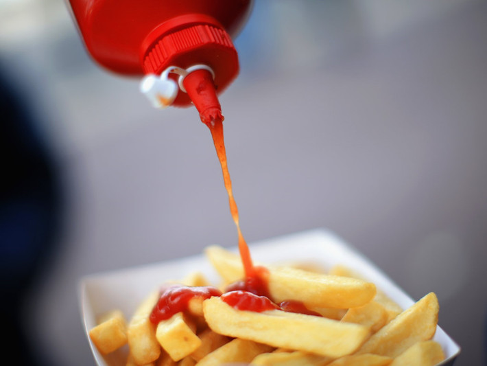 6. Các loại gia vị khác Trong các loại gia vị như tương ớt, tương cà hay sốt mayonnaise thường có chất điều vị, vì vậy chúng ta thường nghĩ có thể giữ chúng mãi mãi trong thời hạn sử dụng. Tuy nhiên, theo Bộ Nông nghiệp Mỹ, để an toàn, mọi người chỉ nên dùng manyonaire trong vòng 2 tháng sau khi mở nắp. Do đó, tốt nhất bạn chỉ nên mua các loại tương, sốt với số lượng nhỏ để dùng hết trước khi mua tiếp. Một ngoại lệ duy nhất là dấm - thực phẩm có tính axit và dùng để bảo quản một số thực phẩm khác - có thể giữ được không giới hạn thời gian.