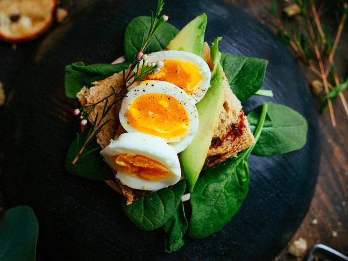 2. Trứng Trứng sống nguyên vỏ có thể để được khoảng 3 tuần trong tủ lạnh kể từ ngày mua. Vì vậy, nếu không hay dùng đến trứng thì hãy cẩn trọng khi mua cả lô.