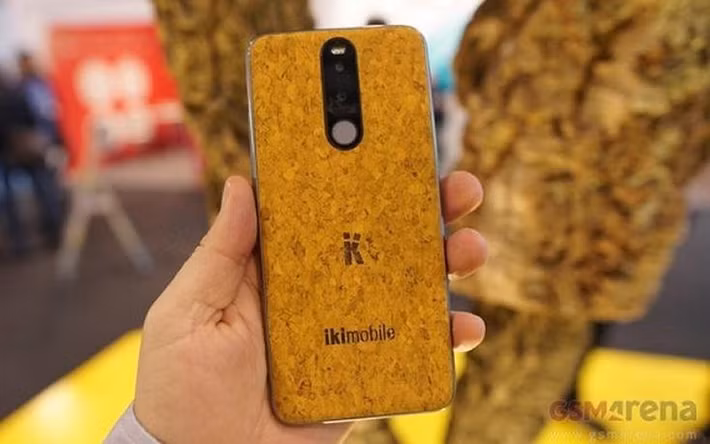 Ngoài việc thân thiện với môi trường, vỏ cây bần còn cung cấp hỗ trợ cấu trúc bên trong điện thoại. Nó có thể hỗ trợ các biến động nhiệt từ -180 độ C đến 120 độ C. Nó còn có khả năng chống rung, khi đốt cháy sẽ không thải khí độc do ikimobile không pha tạp chất vào.