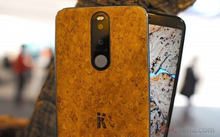 Ikimobile BLESSPLUS là chiếc điện thoại có vỏ được sản xuất chủ yếu bằng thân cây bần (cork), vật liệu chủ yếu được dùng để làm nút chai của rượu vang.