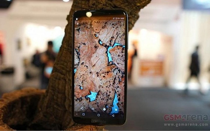 Sản phẩm có tên BLESSPLUS, được sản xuất độc lập tại thị trường Bồ Đào Nha, có khả năng chống sốc. Nhân viên của công ty đã sử dụng mọi cơ hội để thả nó trên sàn nhà trước những người qua đường không ngờ tới xung quanh gian hàng của họ tại MWC.