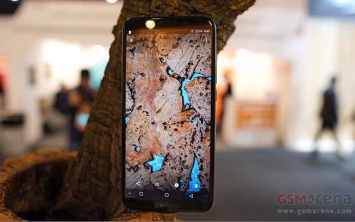 Sản phẩm có tên BLESSPLUS, được sản xuất độc lập tại thị trường Bồ Đào Nha, có khả năng chống sốc. Nhân viên của công ty đã sử dụng mọi cơ hội để thả nó trên sàn nhà trước những người qua đường không ngờ tới xung quanh gian hàng của họ tại MWC.