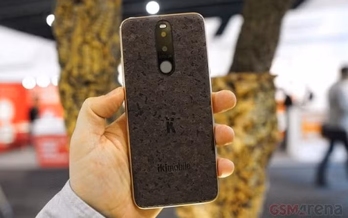 Mặt trước, BLESSPLUS trông như một chiếc smartphone thông thường với màn hình 5,9 inch, 18:9, màn hình FullHD IPS, được bao phủ bởi mặt kính thủy tinh Gorilla Glass.