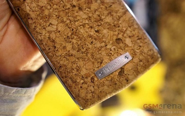 Máy có camera kép 13MP ở mặt sau, đặc biệt là camera thứ hai có ống kính tele. Khẩu độ f/1.8 và máy ảnh selfies 5MP. BLESSPLUS có kích cỡ 157.5 x75.8x9.25, chạy Android 7.0.