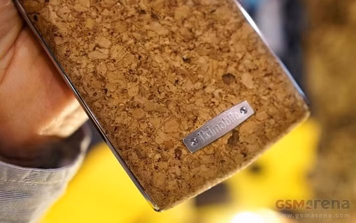 Máy có camera kép 13MP ở mặt sau, đặc biệt là camera thứ hai có ống kính tele. Khẩu độ f/1.8 và máy ảnh selfies 5MP. BLESSPLUS có kích cỡ 157.5 x75.8x9.25, chạy Android 7.0.