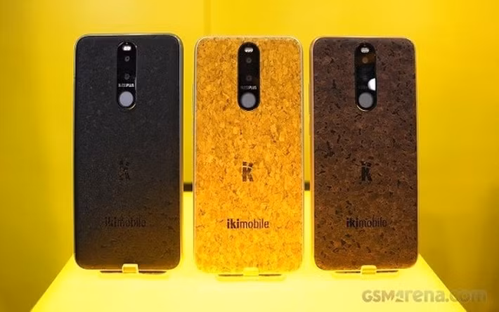 Chiếc điện thoại có màu gỗ nâu, nâu sáng và màu đen tự nhiên.