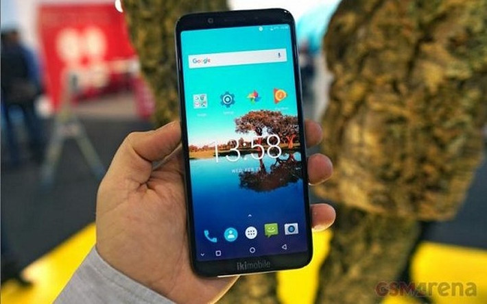 Các đại diện của Ikimobile đã đưa ra một trong những mô hình cũ của họ KF5Bless Cork Edition đã được sử dụng hơn một năm, cũng có vỏ được sản xuất bằng thân cây bần. Điều ngạc nhiên là chiếc điện thoại này dường như không có tì vết, không có bất kỳ vấn đề nào về phần cứng.