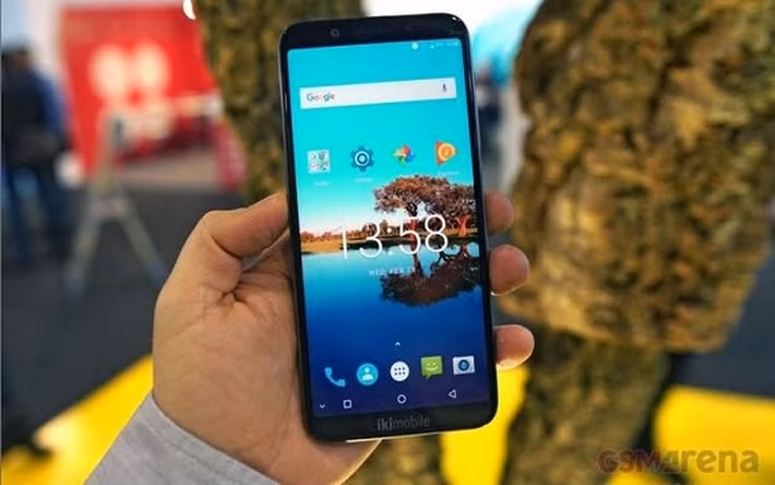 Các đại diện của Ikimobile đã đưa ra một trong những mô hình cũ của họ KF5Bless Cork Edition đã được sử dụng hơn một năm, cũng có vỏ được sản xuất bằng thân cây bần. Điều ngạc nhiên là chiếc điện thoại này dường như không có tì vết, không có bất kỳ vấn đề nào về phần cứng.