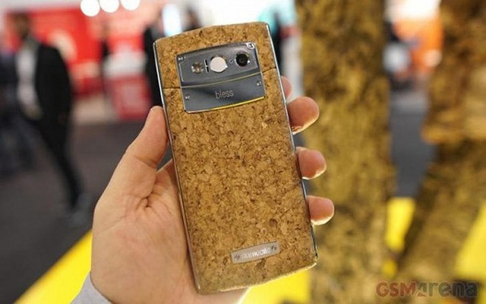 Về phần cứng, điện thoại khá mạnh mẽ với chípet Media Tek Helio P20, 6GB RAM và 64GB bộ nhớ mở rộng. Pin 3.800 mAh, hỗ trợ sạc nhanh, Dual-SIM và kết nối tiêu chuẩn.