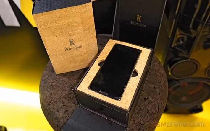 Ikimobile BLESSPLUS là một chiếc điện thoại làm bằng nút chai vừa tham gia vào sân chơi sinh thái, thu hút khá nhiều quan tâm. Điều đặc biệt ở chiếc điện thoại này là phần vỏ của nó được làm chủ yếu bằng nút chai 100% tự nhiên, có thể tái tạo, tái chế mà không gây ra sự phát thải độc hại.