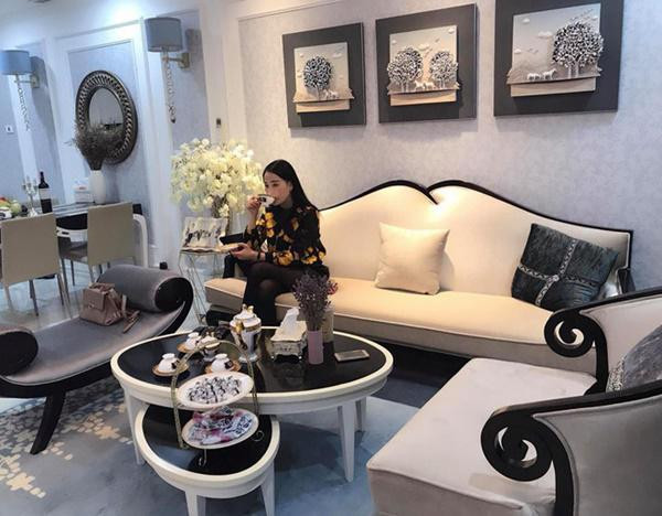 Được biết, căn hộ này của cô có diện tích 100m², 3 phòng ngủ, 1 phòng bếp, 1 phòng khách. Cô sử dụng tông màu chủ đạo là màu trắng, deco màu nâu, ghi, vàng. Là người kĩ tích, cô cho hay, tất cả đồ deco trang trí trong nhà đều 1 tay cô tự chọn lựa, tìm kiếm.