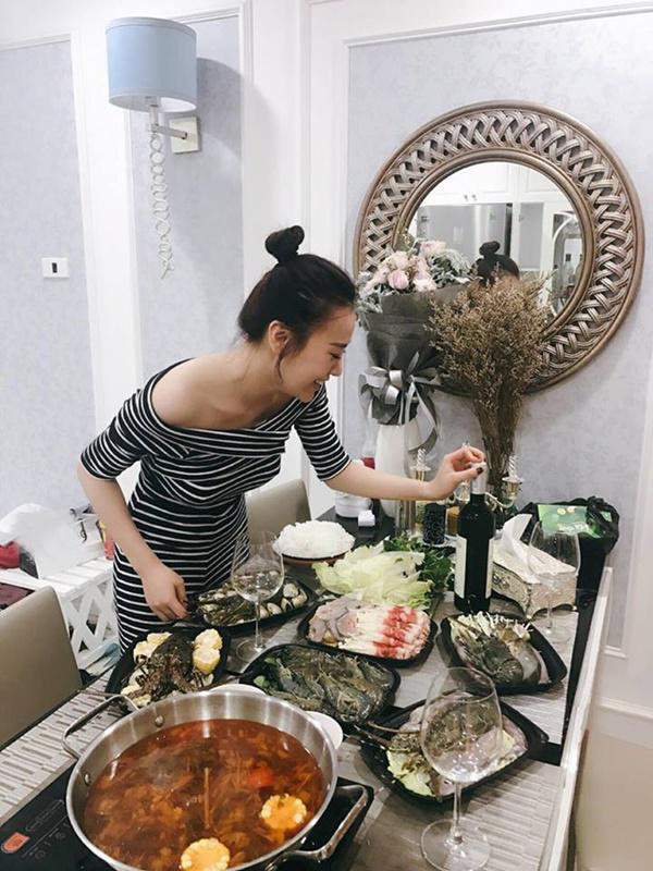 Phòng ăn nhỏ gọn với khu bếp và 1 chiếc bàn dài.