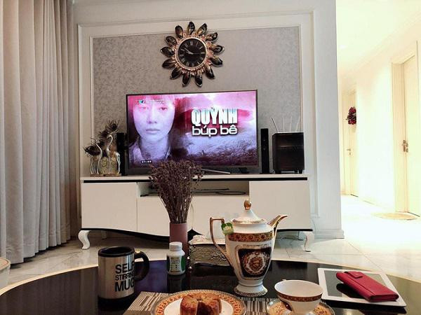 Qua hết rồi những khó khăn vất vả ấy, Phương Oanh của hiện tại là bà chủ với những dự án kinh doanh tiềm năng và là diễn viên đắt show nhất trên màn ảnh. Ở tuổi 30 vẫn “độc thân vui tính” sao nữ Quỳnh búp bê hiện đang sống một mình trong một căn hộ cao cấp tại Hà Nội. Tất cả nội thất trong căn nhà đều được bố trí, sắp xếp hợp lý theo phong cách hiện đại, sang trọng không kém gì 1 khách sạn 5 sao.