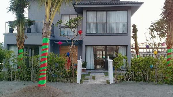 Theo đó, căn biệt thự này là nơi Trường Giang tổ chức sinh nhật cho Nhã Phương hồi tháng 5 mới đây. Tuy không trực tiếp tiết lộ, nhưng một số bạn bè của danh hài cho hay căn biệt thự được "Mười khó" tậu với giá “khủng”, khoảng 15 tỷ đồng. Căn biệt thự này được thiết kế hiện đại, nhiều cây xanh và hướng ra biển.