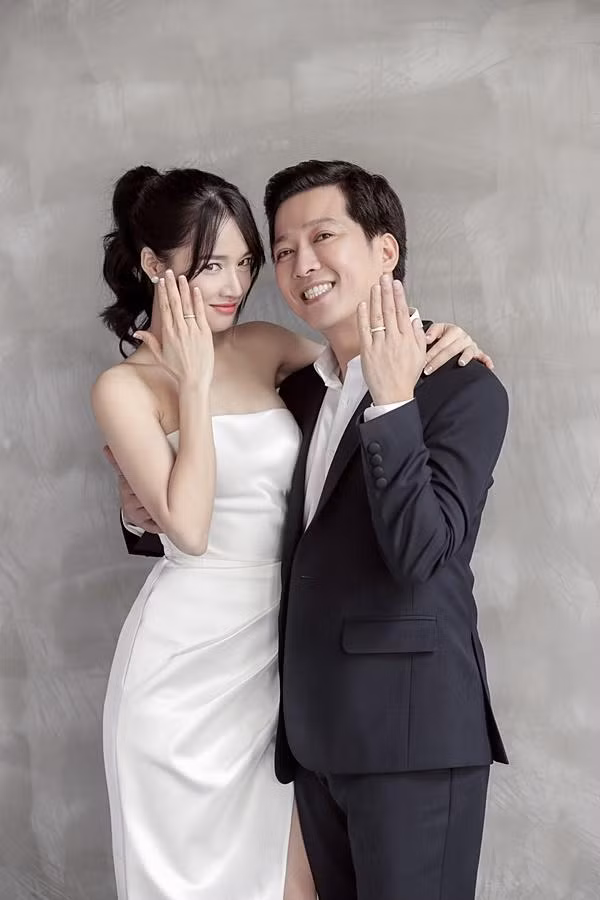 Lễ cưới của cặp đôi Trường Giang, Nhã Phương được dự đoán sẽ diễn ra vào chiều 25/9 tại một trung tâm tiệc cưới sang trọng ở TP.HCM. Nhiều nghệ sĩ nổi tiếng được xác định sẽ có mặt trong hôn lễ của cặp đôi Trường Giang - Nhã Phương. Trong đó, có thể kể đến danh hài Hoài Linh, Đàm Vĩnh Hưng, vợ chồng Đức Thịnh - Thanh Thúy, vợ chồng Trấn Thành - Hari Won, diễn viên hài Anh Đức, Dương Triệu Vũ, nam ca sĩ Đức Phúc, ca sĩ Nam Cường…