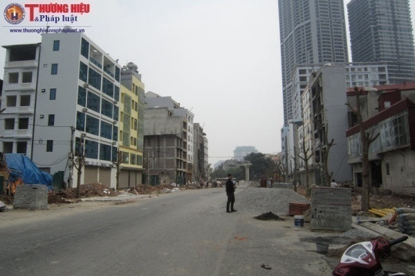 Tuyến phố chuẩn bị đi vào hoạt động, hai bên đường xuất hiện nhiều nhà kỳ dị.