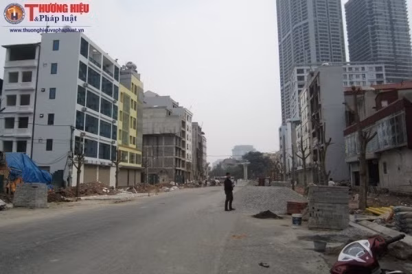 Tuyến phố chuẩn bị đi vào hoạt động, hai bên đường xuất hiện nhiều nhà kỳ dị.