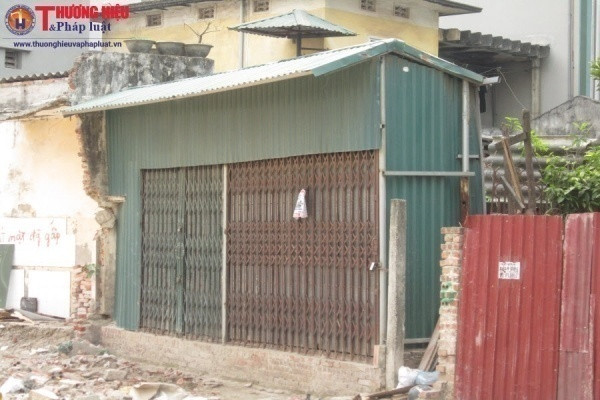 Đối với nhà siêu mỏng, siêu méo, thành phố Hà Nội đã có đủ văn bản pháp quy như Nghị định 39 của Chính phủ, Nghị quyết 15 và Nghị quyết 16 của thành phố và hướng dẫn 3382 của Sở Xây dựng để hướng dẫn các địa phương xử lý tình trạng này. Theo TS Phạm Sỹ Liêm - nguyên Thứ trưởng Bộ Xây dựng, phải ngăn ngừa không để phát sinh mới nhà “siêu mỏng, siêu méo” ở các dự án mở đường. Việc nghiên cứu quy hoạch 2 bên đường phải có trước khi thi công.