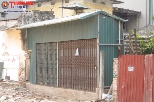 Đối với nhà siêu mỏng, siêu méo, thành phố Hà Nội đã có đủ văn bản pháp quy như Nghị định 39 của Chính phủ, Nghị quyết 15 và Nghị quyết 16 của thành phố và hướng dẫn 3382 của Sở Xây dựng để hướng dẫn các địa phương xử lý tình trạng này. Theo TS Phạm Sỹ Liêm - nguyên Thứ trưởng Bộ Xây dựng, phải ngăn ngừa không để phát sinh mới nhà “siêu mỏng, siêu méo” ở các dự án mở đường. Việc nghiên cứu quy hoạch 2 bên đường phải có trước khi thi công.