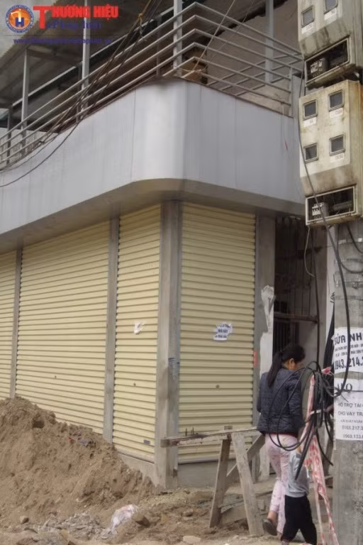 "Trong quá trình lập dự án, phát hiện những thửa đất có nguy cơ thành nhà siêu mỏng, siêu méo thì thu hồi luôn, sau đó sử dụng vào các mục đích công cộng. Tránh tình trạng từ đất trống chỉ cần đặt mấy viên gạch lên là rất khó xử lý. Tuy nhiên, đối với công trình đã tồn tại “án binh bất động” nhiều năm, cần có hướng giải quyết dứt điểm chứ đừng loanh quanh phần ngọn".