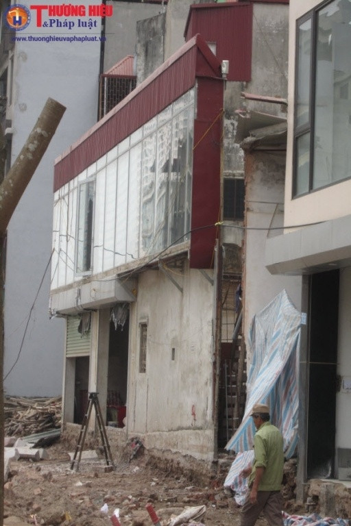 Theo cán bộ thanh tra xây dựng phường Dịch Vọng, tuyến đường dài chừng 700m đang được khẩn trương thi công và đã xuất hiện khoảng 6 – 7 ngôi nhà siêu mỏng, siêu méo. Theo quan sát của PV, những ngôi nhà siêu mỏng siêu méo này được gia chủ tu sửa lại rồi đóng cửa im lìm. Có ngôi nhà hình thù như một chuồng cọp, có ngôi nhà thì dài và nhìn đằng xa như một bức tường, được gia chủ gắn cánh cửa vào để đó, trông rất kỳ dị.