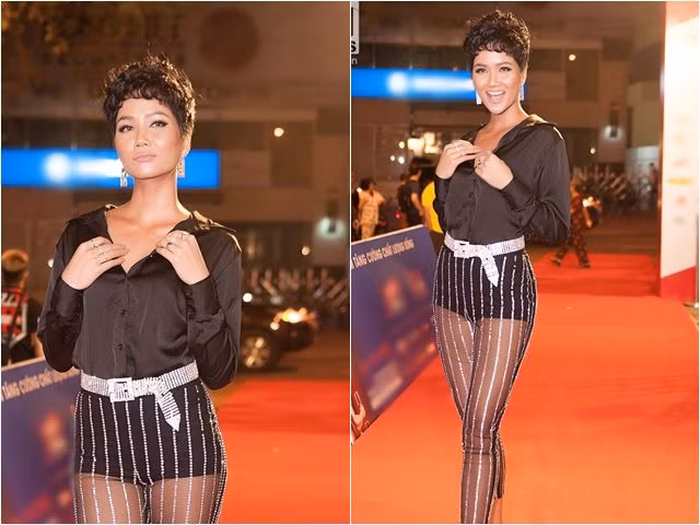 Trong một sự kiện gần đây, H'Hen Niê gây choáng với phong cách già nua như phụ nữ trung niên. Chiếc quần xuyên thấu được cho là học tập xu hướng thời trang của một thương hiệu quốc tế, làn da nâu bóng giòn của cô chưa thực sự phù hợp với bộ cánh này. Bên cạnh đó, layout trang điểm cũng như mái tóc xoăn giống các "bà thím" Hàn Quốc.