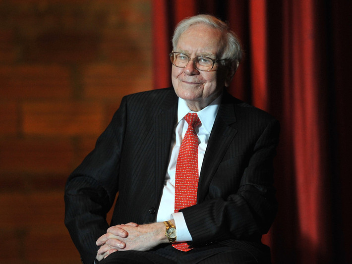 Bắt đầu đầu tư chứng khoán từ năm 11 tuổi, Warren Buffett, năm nay 88 tuổi, là người giàu thứ 3 thế giới với tài sản 88,3 tỷ USD, đứng sau đế chế đầu tư Berkshire Hathaway. Không chỉ nổi tiếng là một trong những nhà đầu tư thành công nhất mọi thời đại, ông còn được biết đến là nhà từ thiện hào phóng và có lối sống đặc biệt tiết kiệm so với các tỷ phú khác.