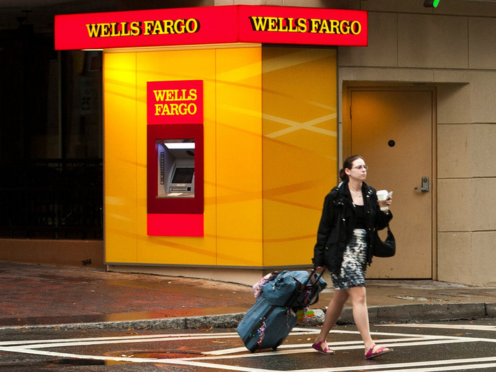 "Rất lâu trước đây", ông đã mua cổ phần tại ngân hàng Wells Fargo.